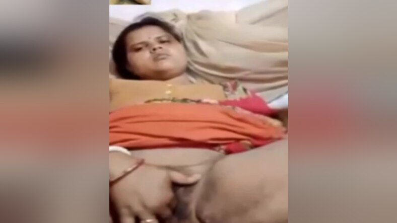 Today Exclusive -horny Bhabhi Shows Her Boobs And Fingering 1