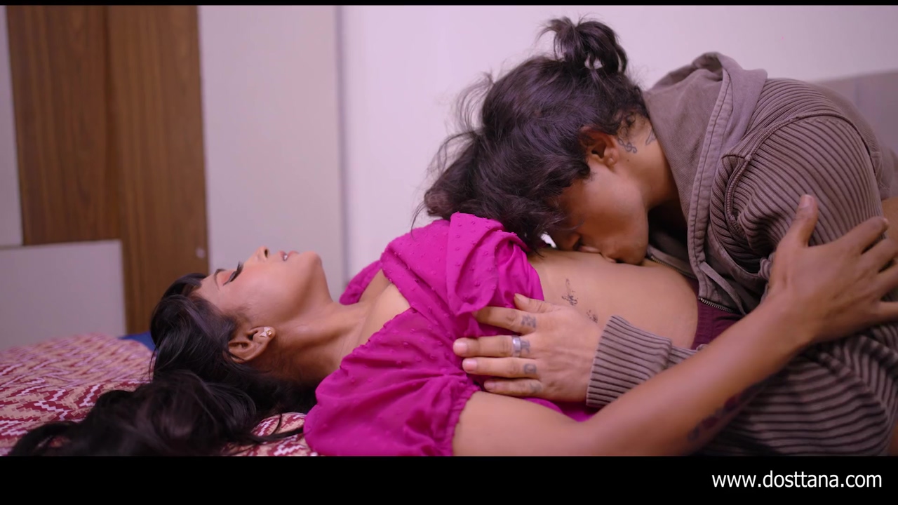 When Indian Beautiful Bhabhi Was Alone At Home, She Called Her Neighbor Boyfriend And Had Sex With Him