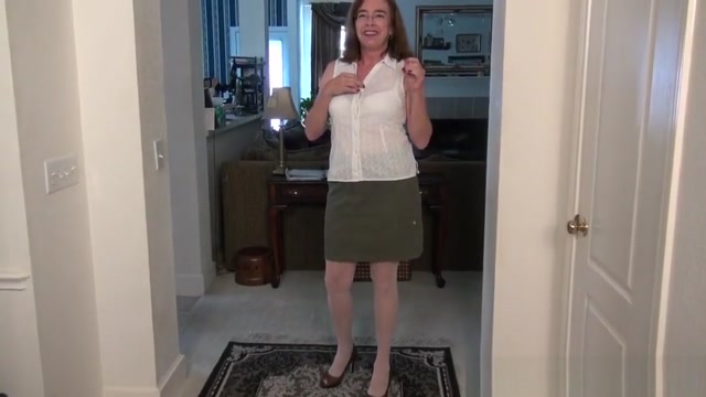 American gilf Melody Garner pleasures her hairy pussy