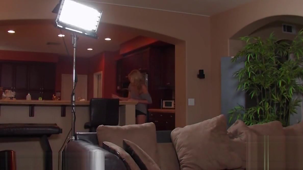Chanel Rae shows her beautiful naked body at an interview